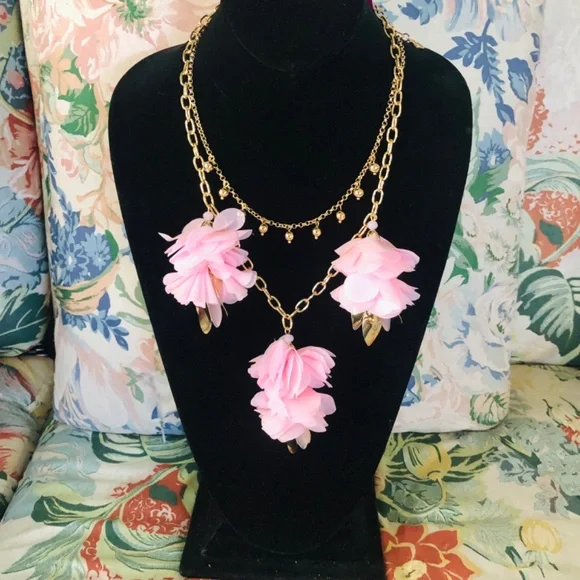 LILLY PULITZER NECKLACE 🩷 CASCADING PETALS- SOFT PINK TROPICS NECKLACE/GOLD - Picture 12 of 15